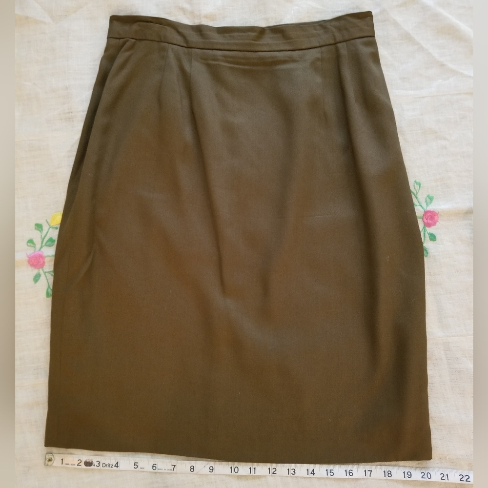 Pre-owned LGR rayon twill pencil skirt. Size 12.